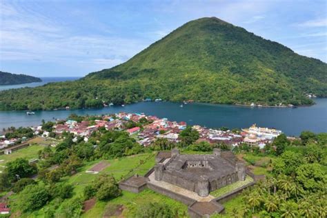 Mengenal Sejarah Banda Neira, Destinasi Wisata Eksotis di Maluku ...