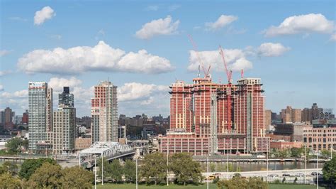 In the Bronx, Mott Haven Suddenly Gets a Skyline - The New York Times