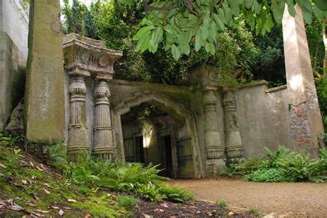 just saying ...: Highgate Cemetery ... an autumnal walk amongst the ...