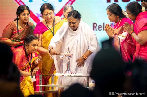 Amma inaugurates the 11th Hindu Spiritual and Service Fair at Chennai ...