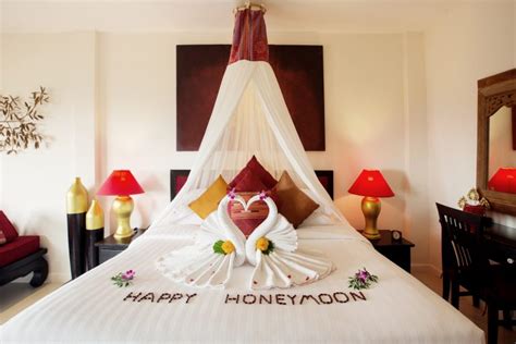 Luxury hotel bedroom interior with honeymoon decoration - Busy Being ...