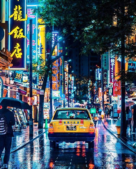 Vibrant Photos Capture the Energy of Tokyo Nightlife