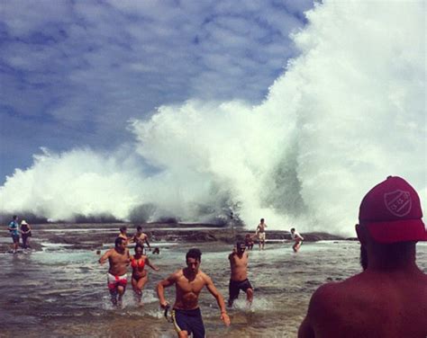 Giant rogue wave slams into swimmers in Sydney video - Strange Sounds