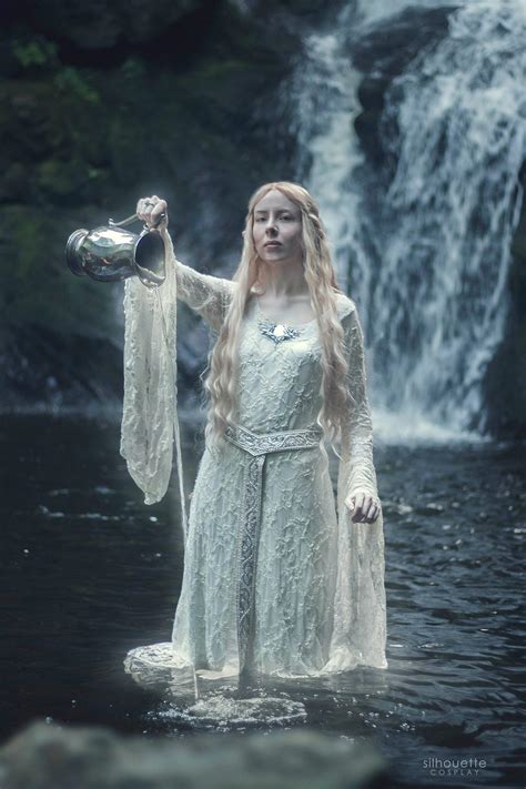 My Galadriel cosplay! All hand-beaded on the belt and dress. :) : r/lotr