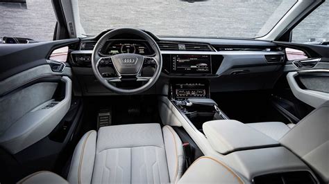 Audi revela interior do e-tron, SUV 100% elétrico da marca