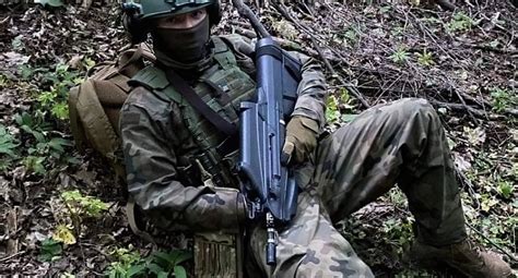 Soldiers in Ukraine use FN F2000 rifles - Militarnyi