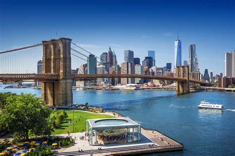 Brooklyn Bridge in New York - The Iconic Crossing Between Manhattan and ...