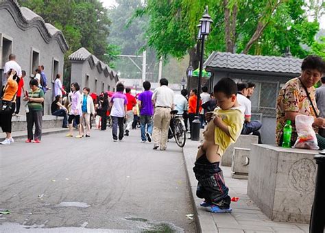 kid peeing on the street | surprisingly the most popular pic… | Flickr