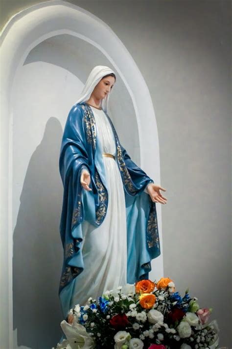 Concrete Statue of Virgin Mary · Free Stock Photo