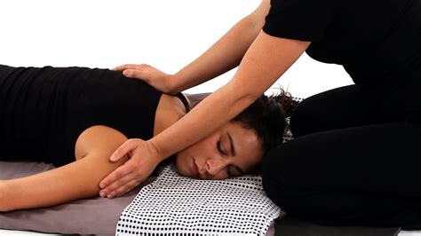 How to Give a Back Shoulder Massage | Shiatsu Massage - YouTube