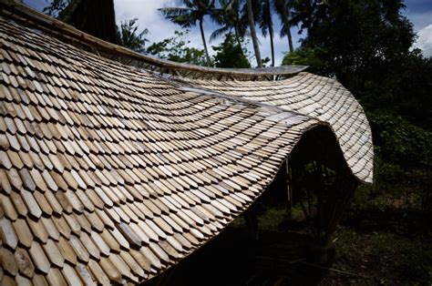 Innovations In Traditional Sirap Roofing: Building With Bamboo Splits ...