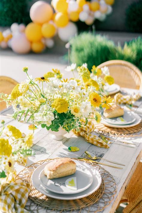 A Dreamy Backyard Lemon Themed Party | Decoração, Margaridas, Festa