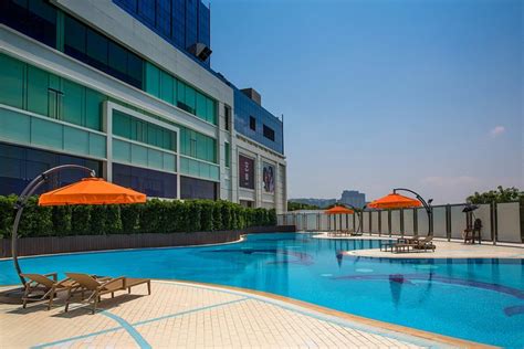 Broadway Hotel Pool: Pictures & Reviews - Tripadvisor