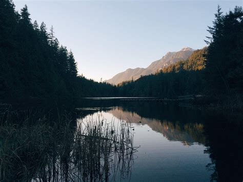 Sunrise at Evans Lake in Squamish, BC, Canada | Jana Meerman