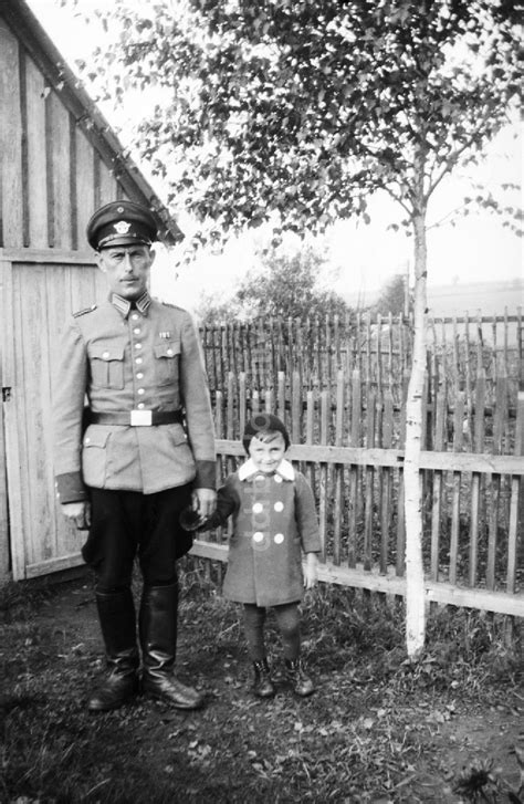 DDR-Fotoarchiv: Arnstadt - Vater in Reichswehr Uniform mit seiner ...