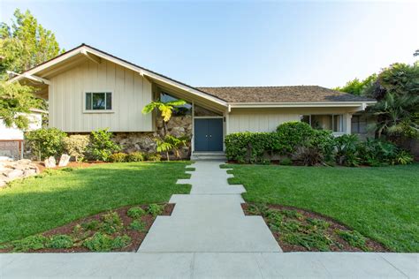 How HGTV is making ‘The Brady Bunch’ house in 4 episodes of ‘A Very ...