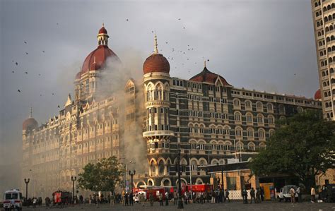 Dai un'occhiata al Taj Mahal Palace Hotel a Mumbai, in India