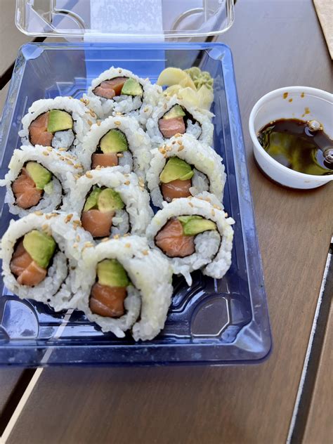 Salmon avocado roll : r/sushi