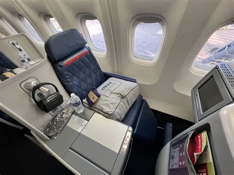 Delta One Business Class Boeing 767-300 Review [JFK to HNL]