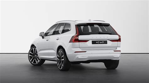 2022 Volvo XC60 (facelift) begins reaching dealers in UK & Europe