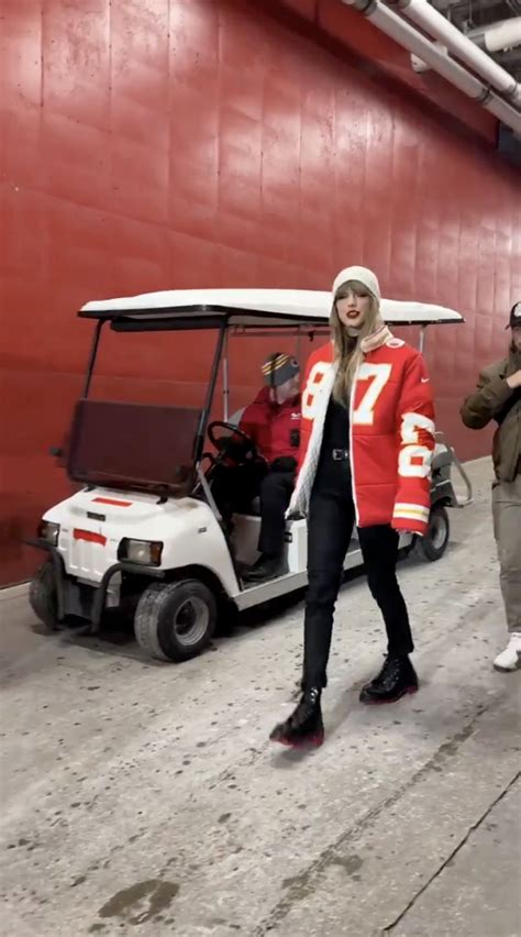 Taylor Swift rocks custom Travis Kelce jacket made by wife of 49ers ...