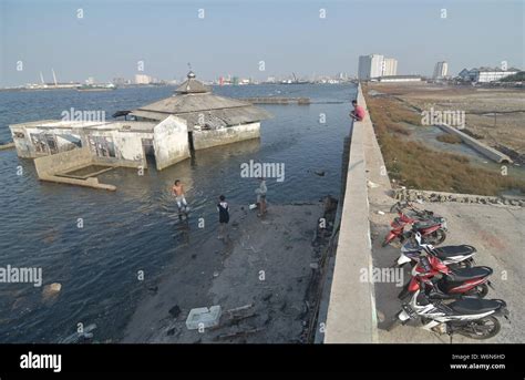 Giant sea wall jakarta hi-res stock photography and images - Alamy