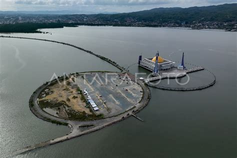 MASJID AL ALAM DI TENGAH TELUK KENDARI | ANTARA Foto