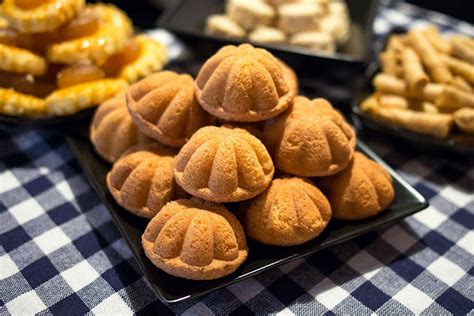 Kuih Bahulu: Traditional Food - Kuih Bahulu