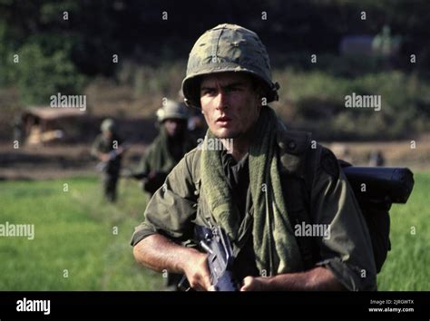 CHARLIE SHEEN, PLATOON, 1986 Stock Photo - Alamy