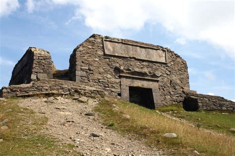 Jubilee Tower, Moel Famau © Jeff Buck cc-by-sa/2.0 :: Geograph Britain ...