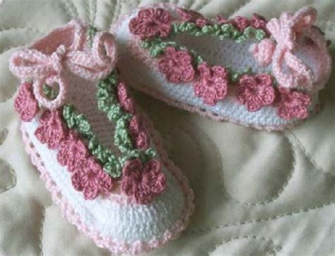 Crochet Pattern - Baby Shoes with Flowers ⋆ Crochet Kingdom