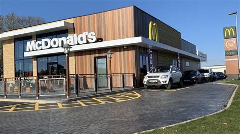 Rutland: England's McDonald's-free county gets restaurant - BBC News