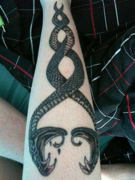 Two intertwined snakes tattoo | Tatuagem, Tatuagens