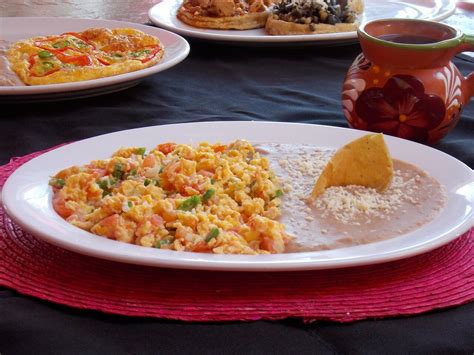 Huevo a la mexicana. Receta fácil y rápida para un desayuno delicioso