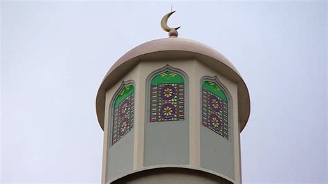 Finsbury Park mosque welcomes visitors on open day - BBC News