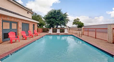 outdoor-pool-arlington-tx-super-motel