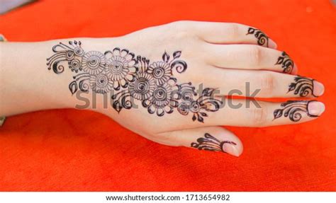 26,485 Simple Henna Flower Images, Stock Photos, 3D objects, & Vectors ...