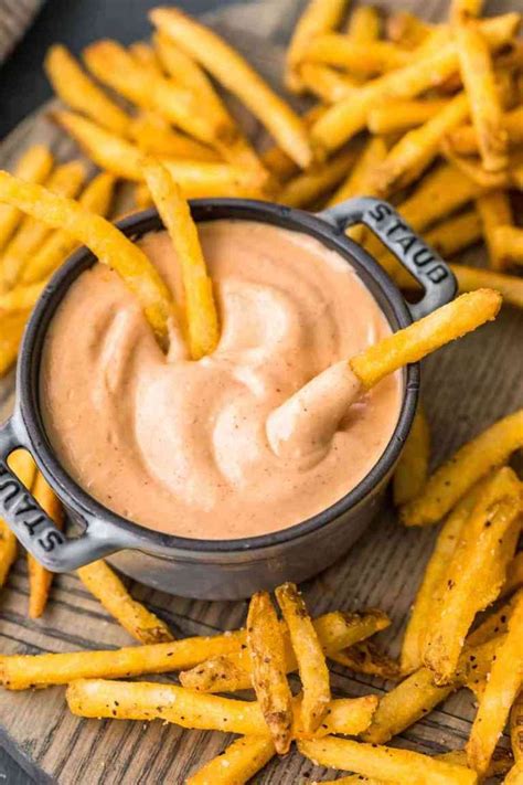 Fries in fry sauce | Spicy dipping sauce, Easy dipping sauce, Fry sauce