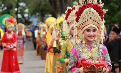 Why Do Indonesian People Rarely Wear Traditional Costume Every Day ...