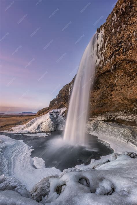 Free Photo | Seljalandsfoss cave on iceland