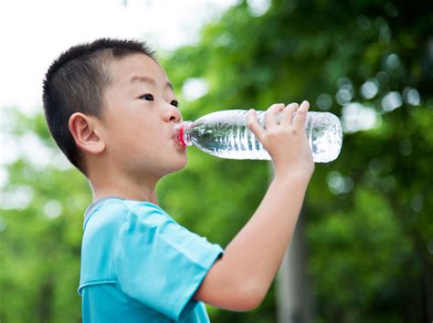 20191104 Little asian boy drinking water outdoors | Inquirer Technology