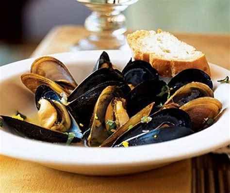 Steamed Mussels in White Wine-Garlic Sauce | The Heart Smart Gourmet