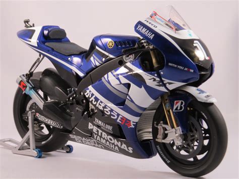 2011 Yamaha YZF-M1: pics, specs and information - onlymotorbikes.com