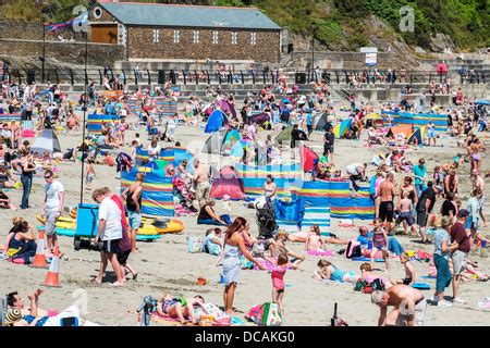 Holidaymakers on Looe Beach Stock Photo: 61878980 - Alamy