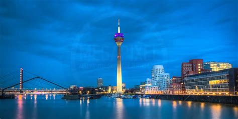 Skyline Düsseldorf Fotokunst Bild. Moderne Stadtansichten und Panorama