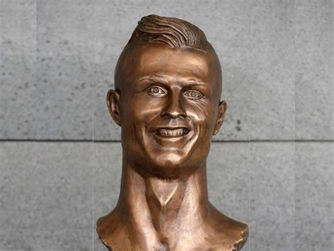 Cr7 Statue - Cristiano Ronaldo Poses With Questionable Bronze Statue ...