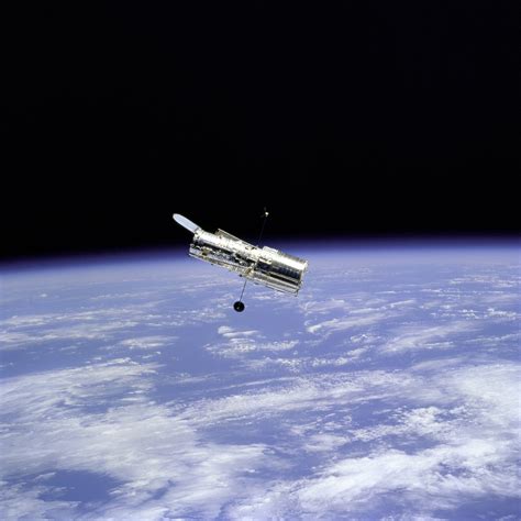 File:Hubble Space Telescope and Earth Limb - GPN-2000-001064.jpg ...