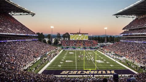 UW Huskies Athletics Score Big with Comcast Technology | Comcast Washington