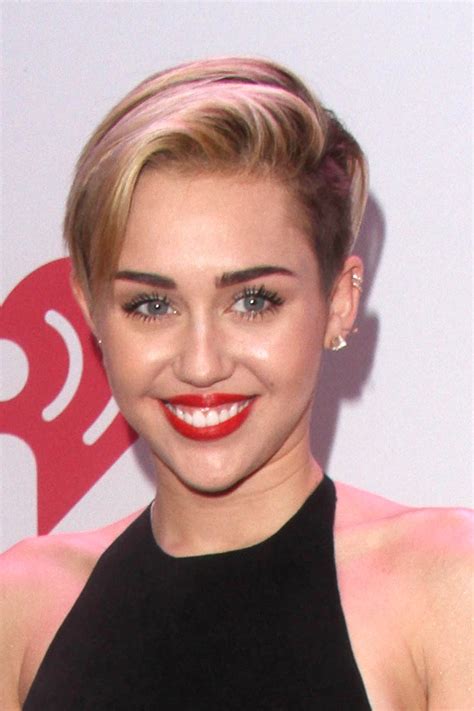 Miley-Cyrus-Short-Haircut-Blonde-Side-Part