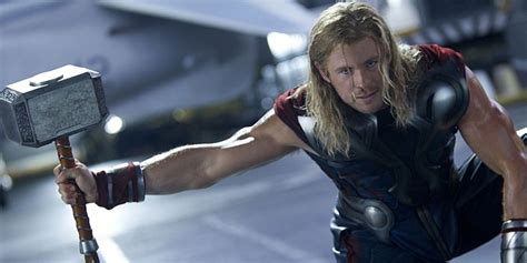 Thor: 5 Reasons Mjolnir Is A Better Weapon (& 5 Reasons It's Stormbreaker)